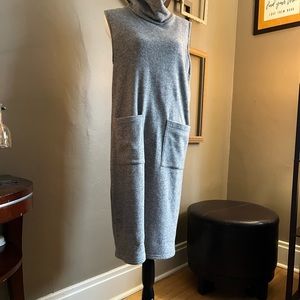 Super cute turtleneck jumper from Forever 21. Size M. Sleeveless. Gray.